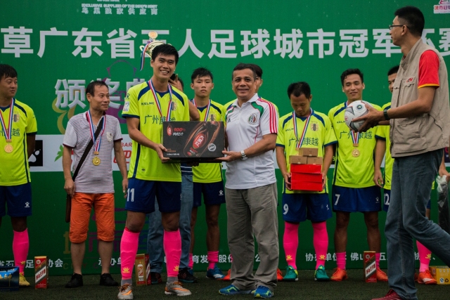 拉塞尔44分字母哥三双 湖人险胜雄鹿重回第九